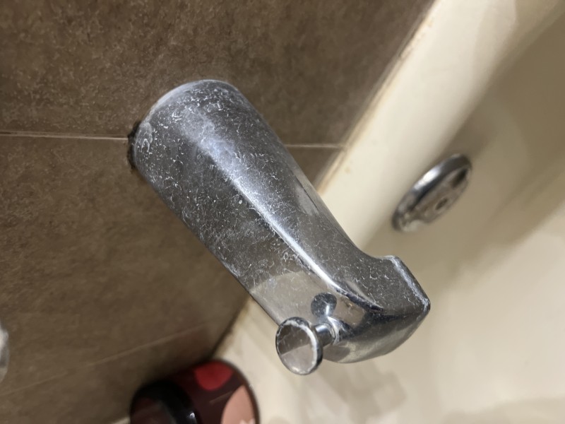 Tub spout with diverter mechanism